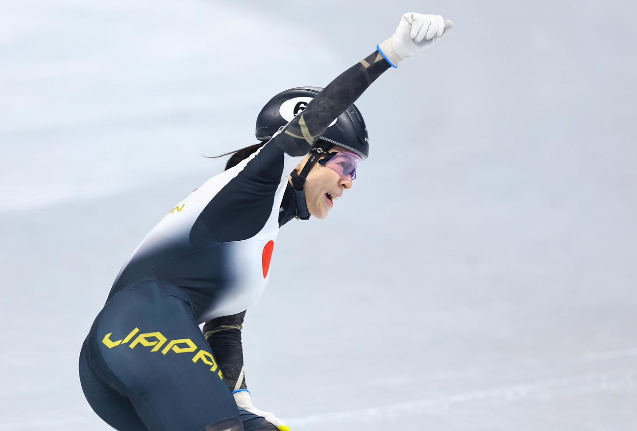 ショートトラック女子1500メートル順位決定戦、レースを制しガッツポーズする菊池純（撮影・垰建太）