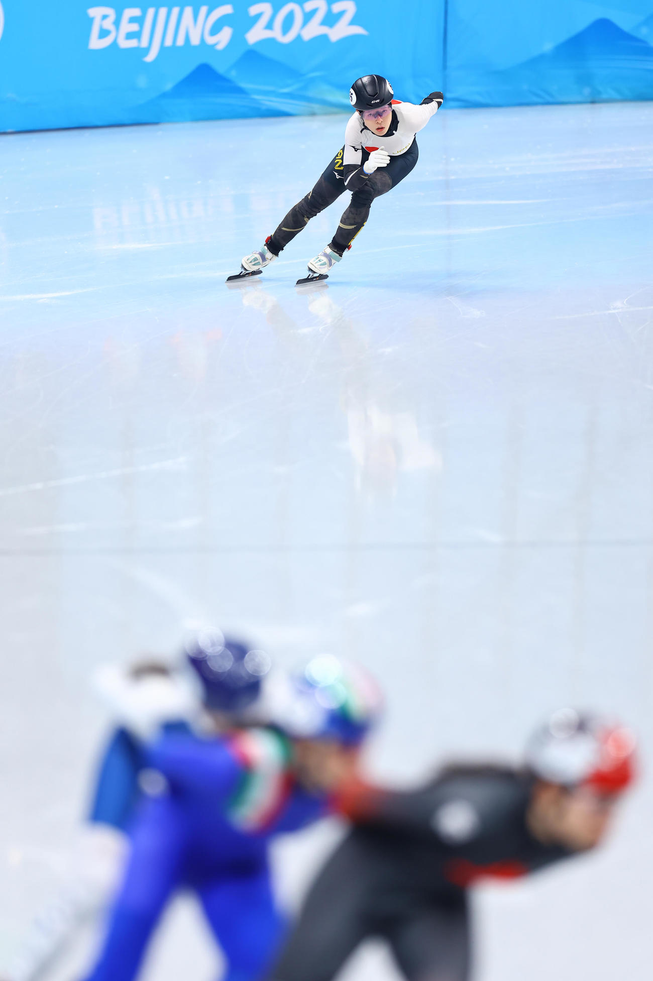 ショートトラック女子1500メートル順位決定戦、レース序盤から先頭を独走し最後尾を捉える菊池純（撮影・垰建太）