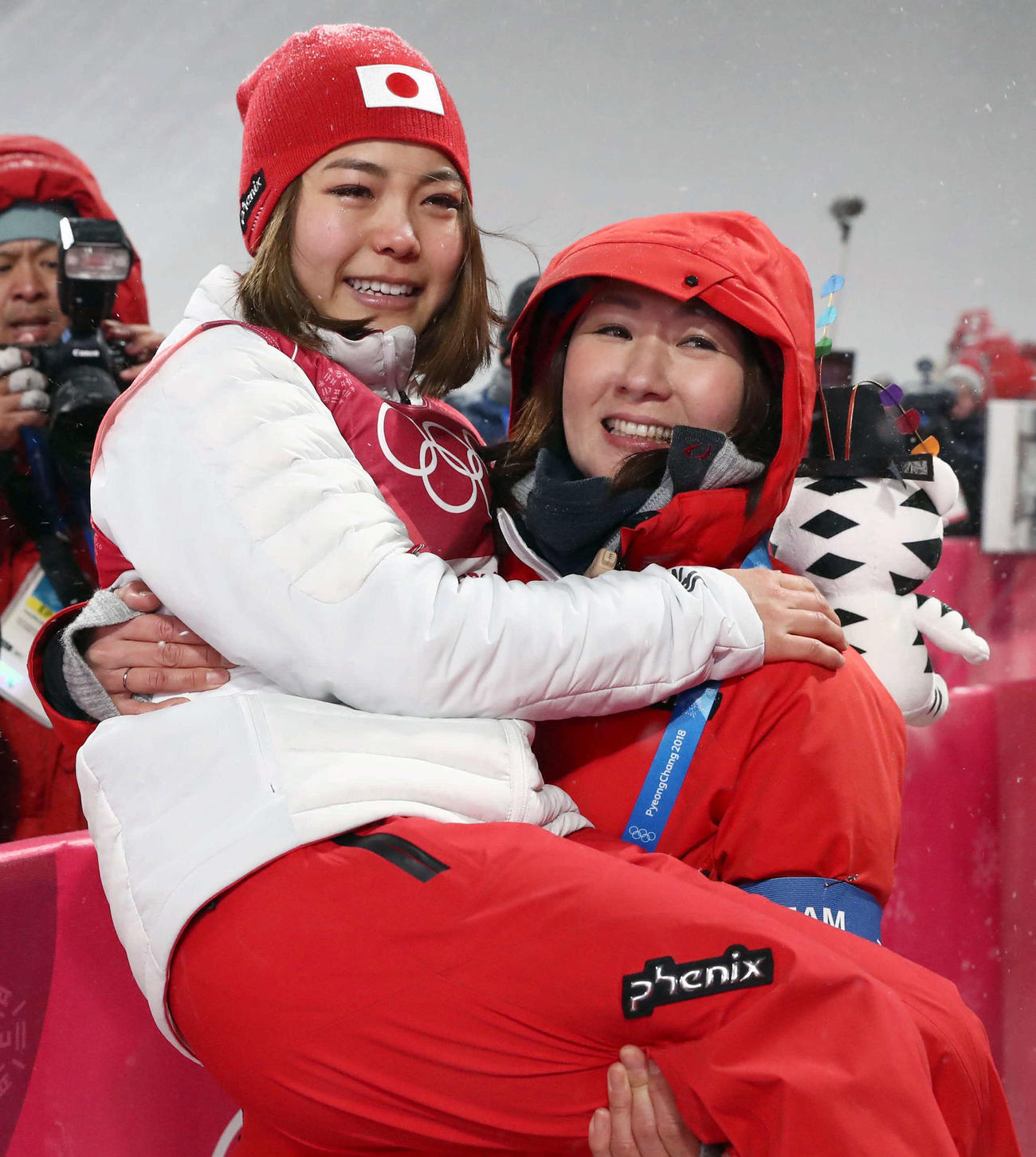 平昌五輪　銅メダルに輝いた高梨沙羅は山田いずみコーチに「お姫様だっこ」されて涙を流す＝2018年2月12日