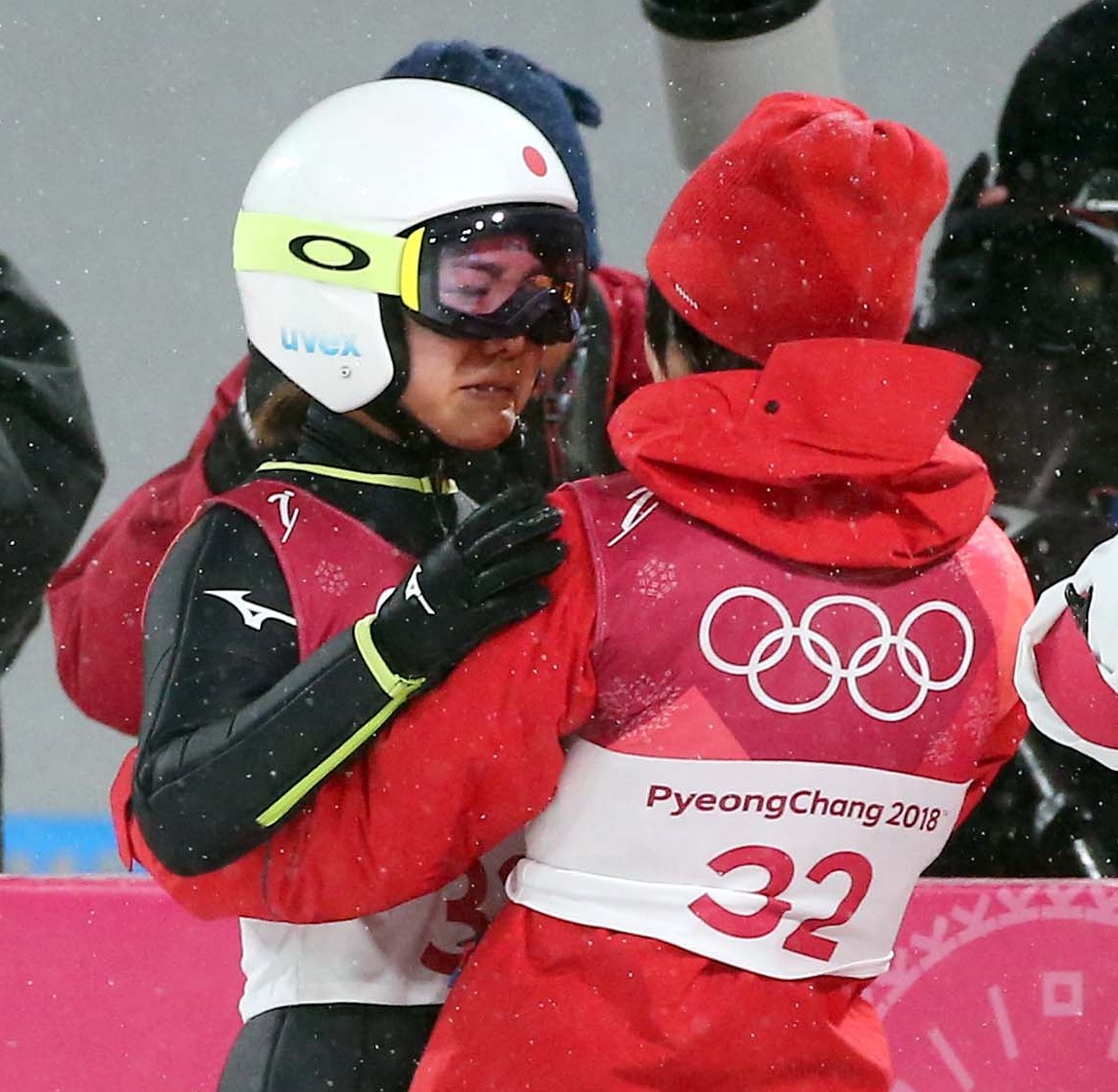 平昌五輪ジャンプ　2本目の飛躍後、伊藤有希（右）と抱き合い涙する高梨＝2018年2月12日