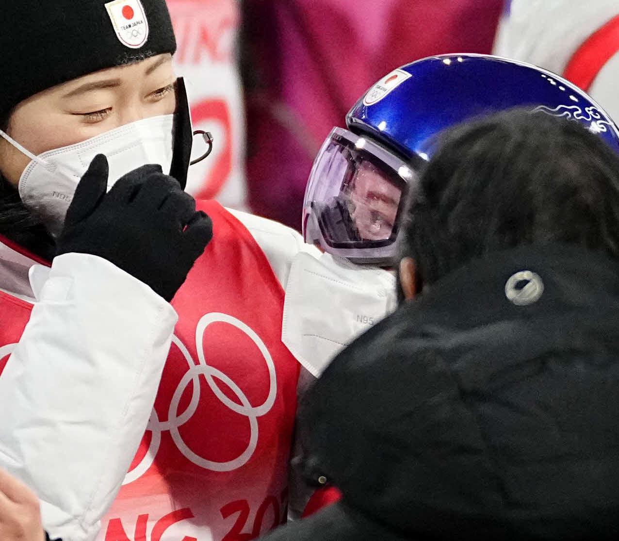 女子個人ノーマルヒルで4位に終わり、チーム関係者と抱き合う高梨沙羅（右）（共同）