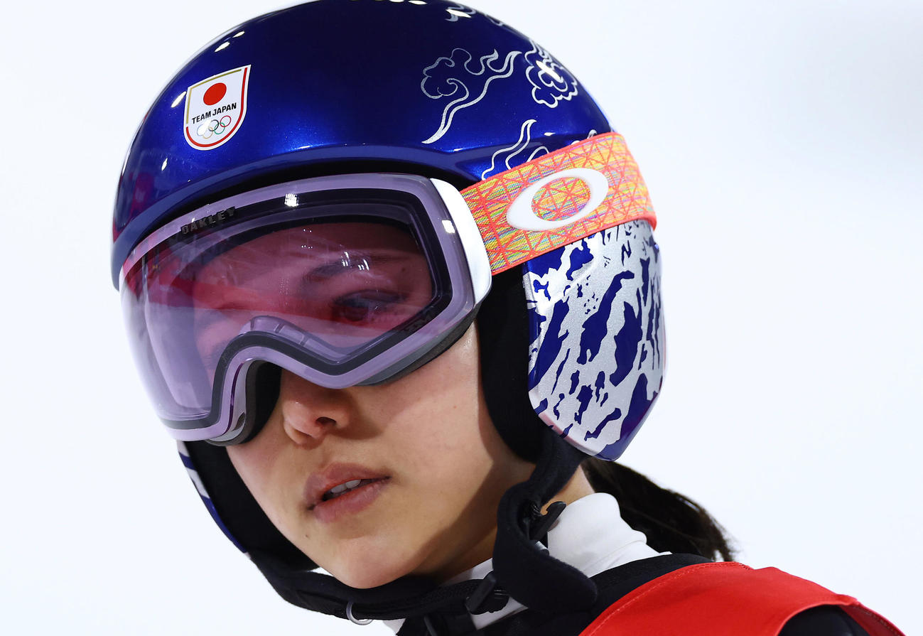 スキージャンプ女子ノーマルヒルで2回目のジャンプを終えさえない表情を見せる高梨（撮影・垰建太）
