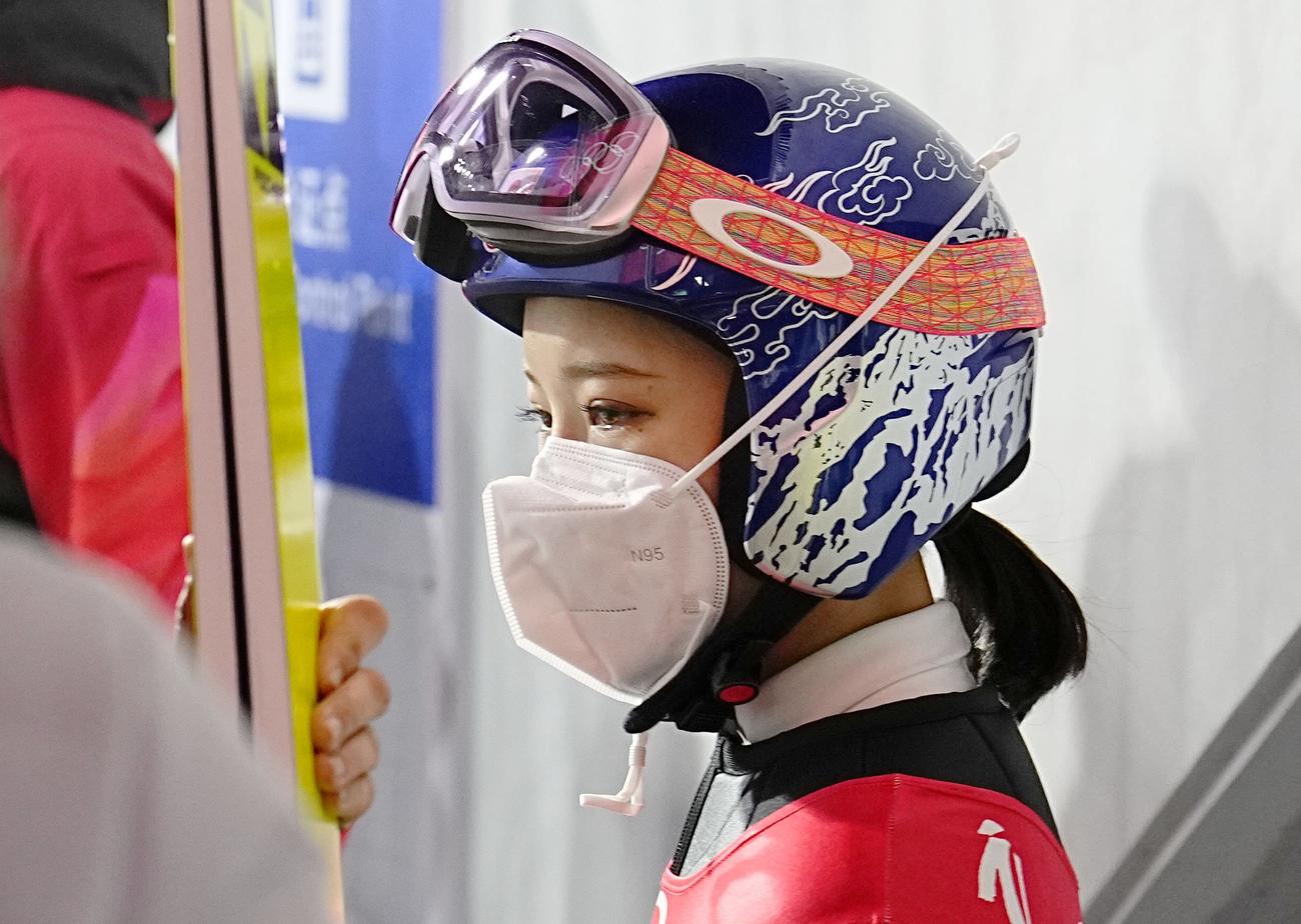女子個人ノーマルヒルで4位に終わり、涙ぐむ高梨沙羅（共同）
