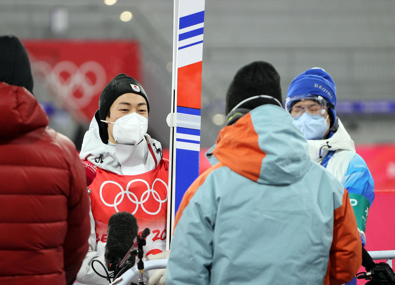 男子個人ノーマルヒル決勝　葛西（右手前）と話す小林陵（撮影・パオロ　ヌッチ）