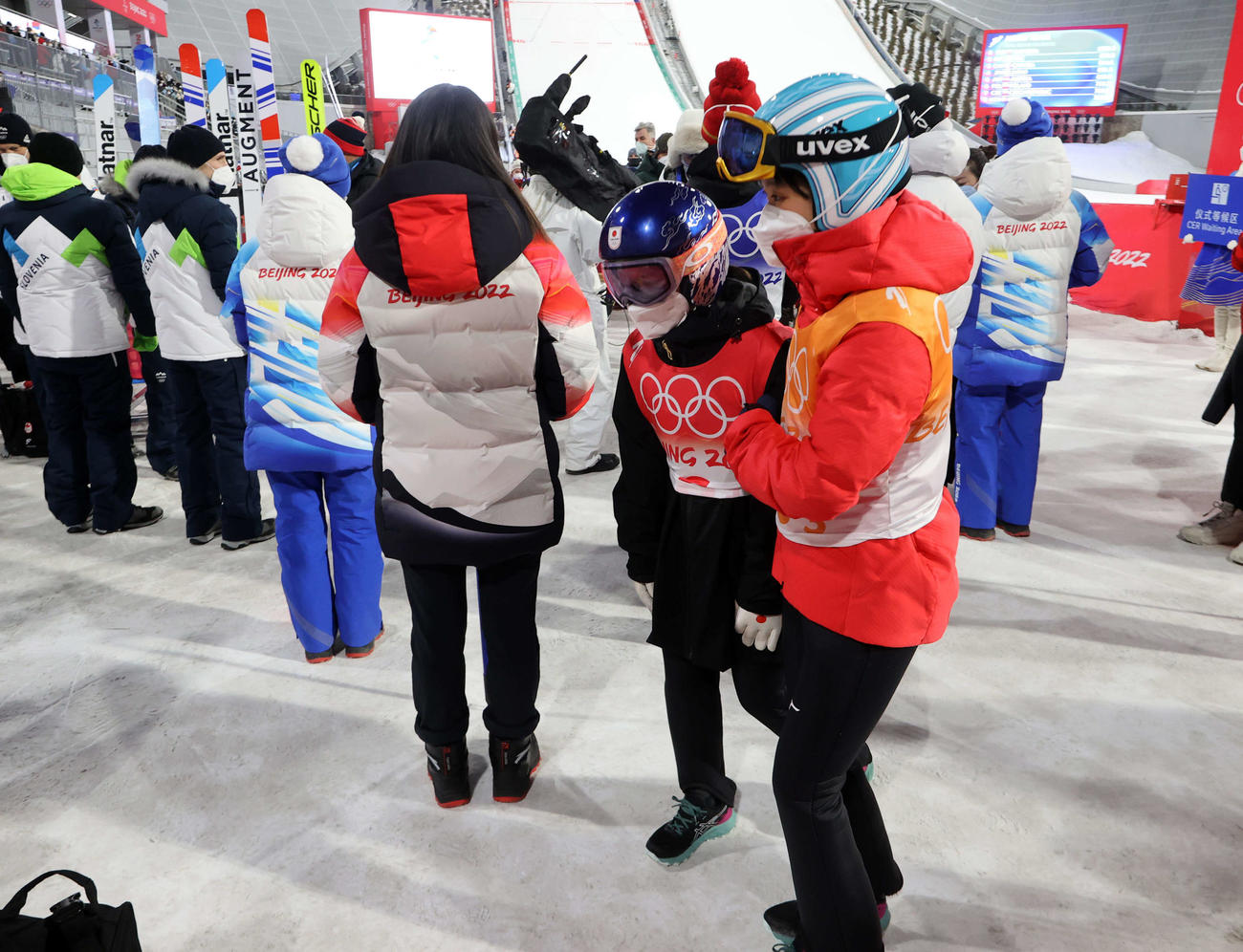 ジャンプ混合団体終了後、伊藤（右）が寄り添い、肩を落としながら引き揚げる高梨（撮影・パオロ　ヌッチ）