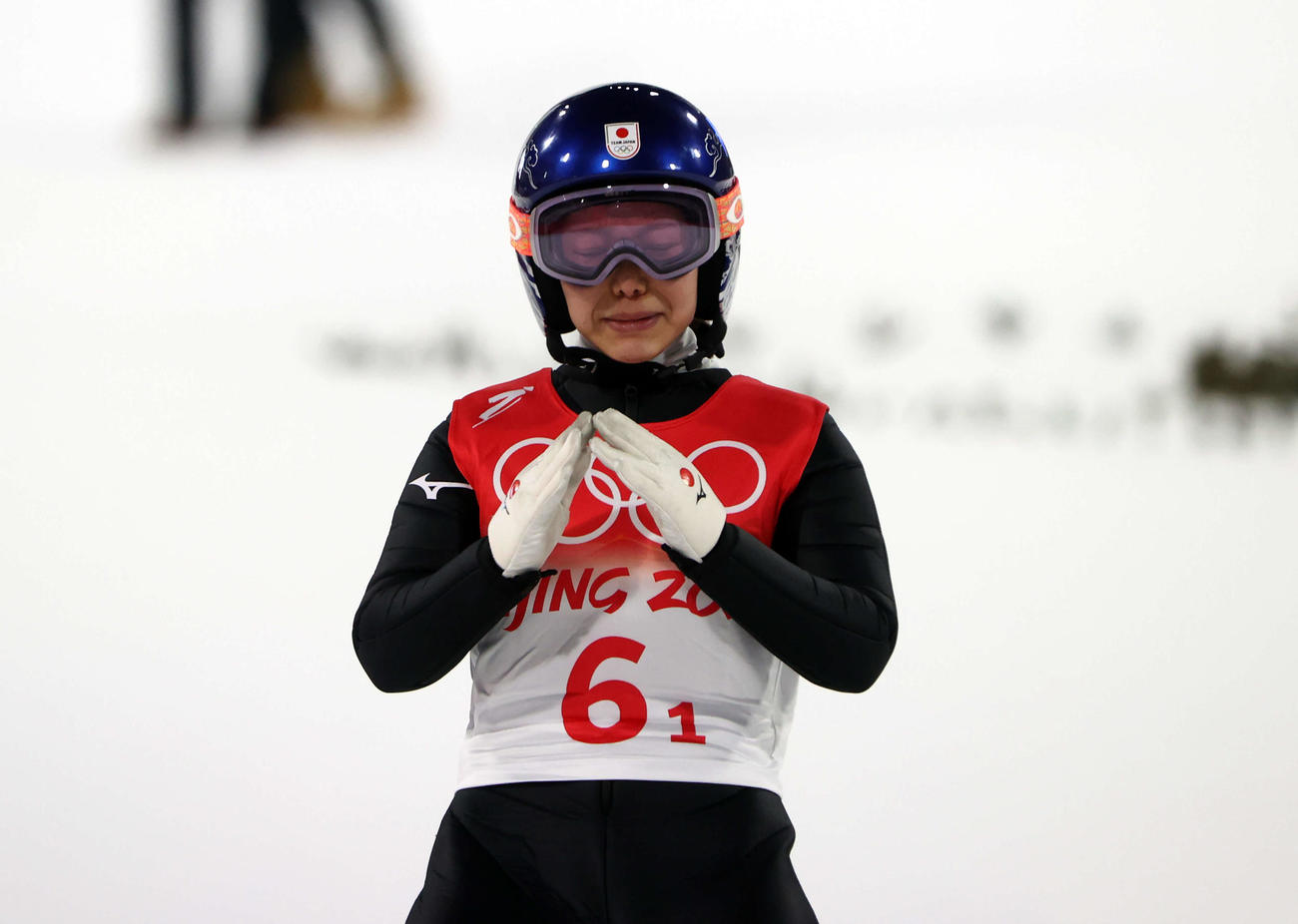 7日、ジャンプ混合団体、2回目の飛躍を終え、涙する高梨（撮影・パオロ　ヌッチ）