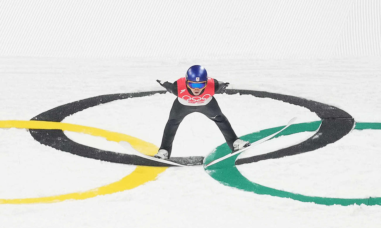 ジャンプラージヒル予選で飛躍する小林陵（撮影・菅敏）