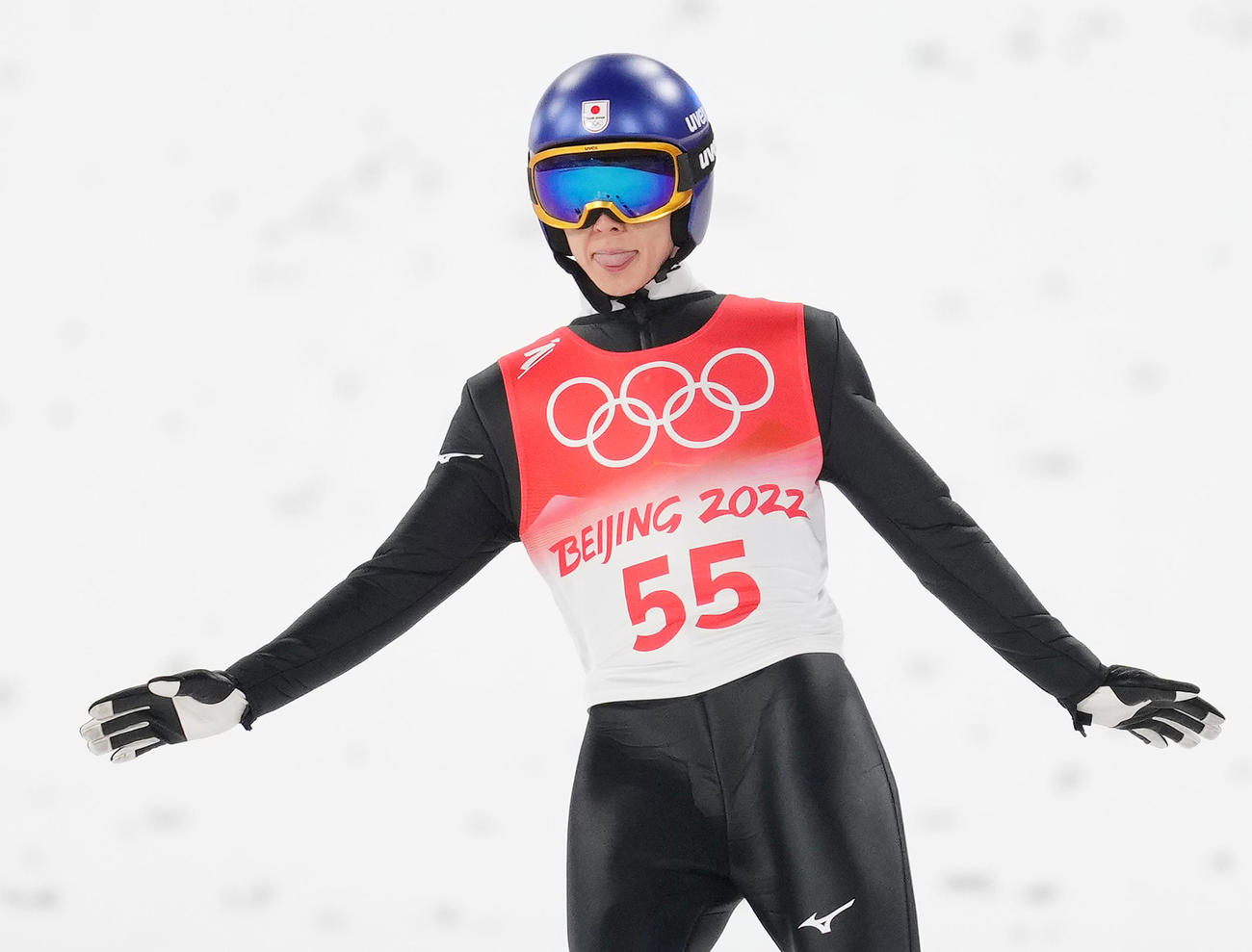 ジャンプラージヒル予選を終え、舌を出す小林陵（撮影・菅敏）