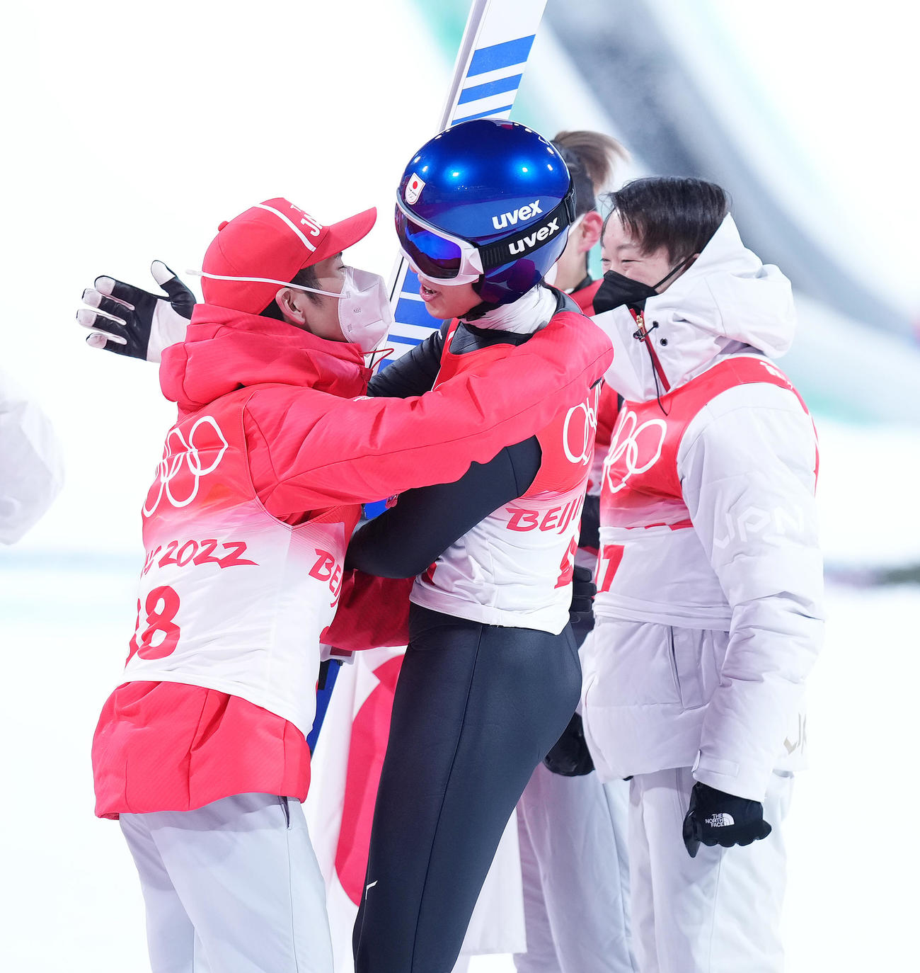 ラージヒルで銀メダルを獲得し、佐藤（左）らに祝福される小林陵（撮影・菅敏）
