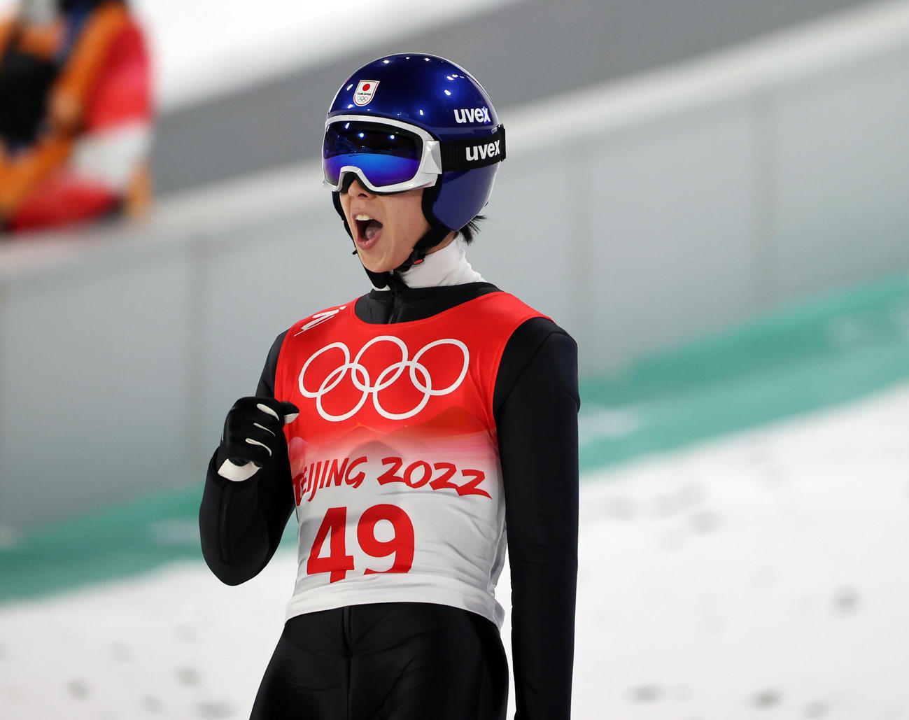 男子ラージヒル決勝1回目を終えガッツポーズする小林陵（撮影・パオロ　ヌッチ）
