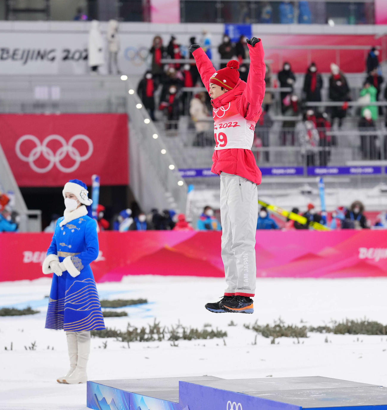 男子ラージヒルで銀メダルを獲得し、表彰台でジャンプする小林陵（撮影・菅敏）