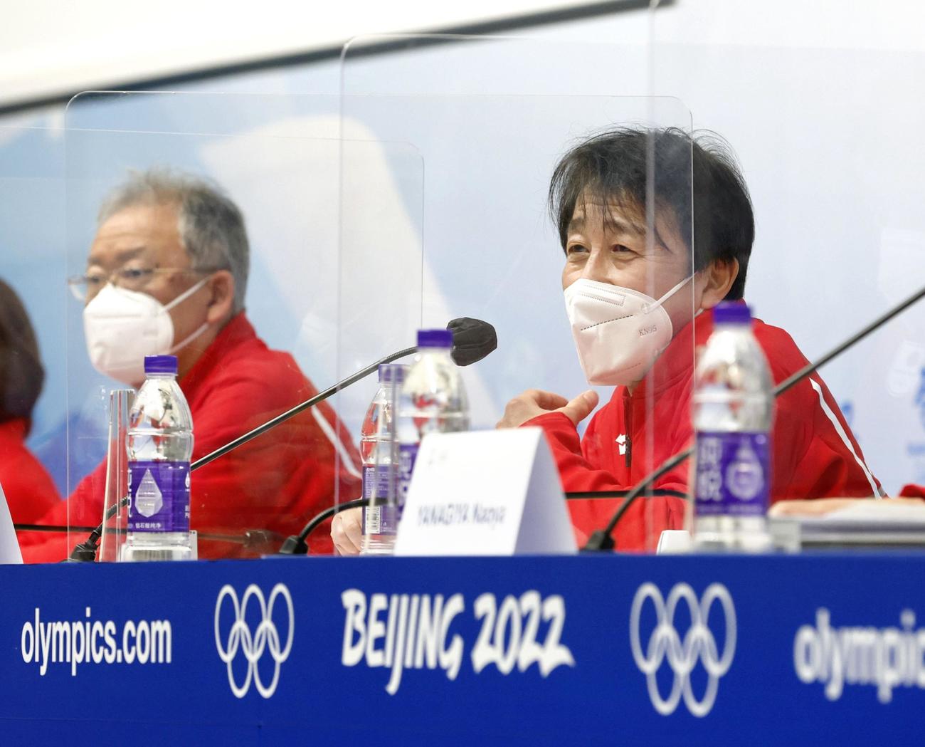記者会見する北京冬季五輪日本選手団の原田雅彦総監督。左は伊東秀仁団長（共同）