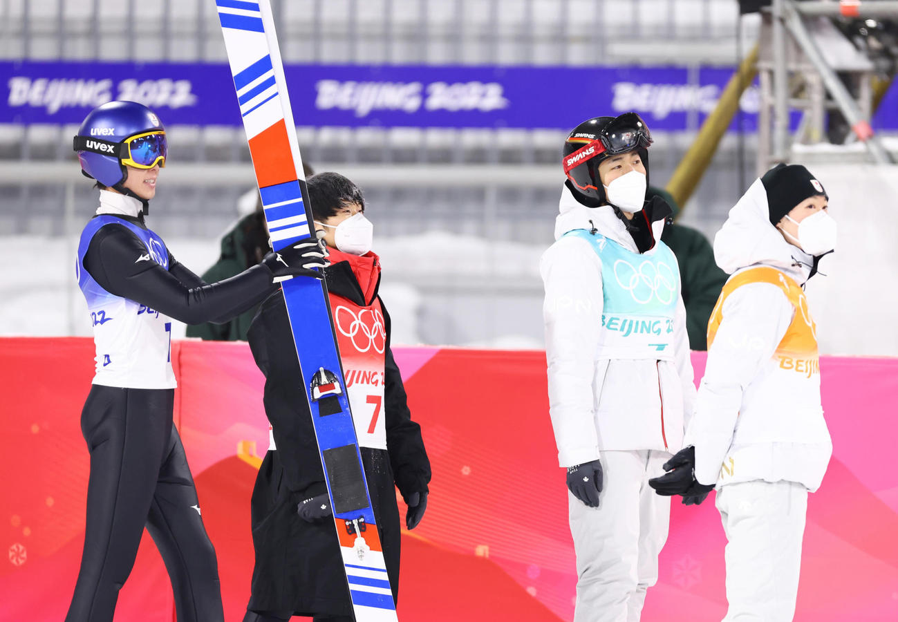 2回目のジャンプを終え浮かない様子の日本の選手たち。左から小林陵、佐藤、中村、小林潤（撮影・垰建太）