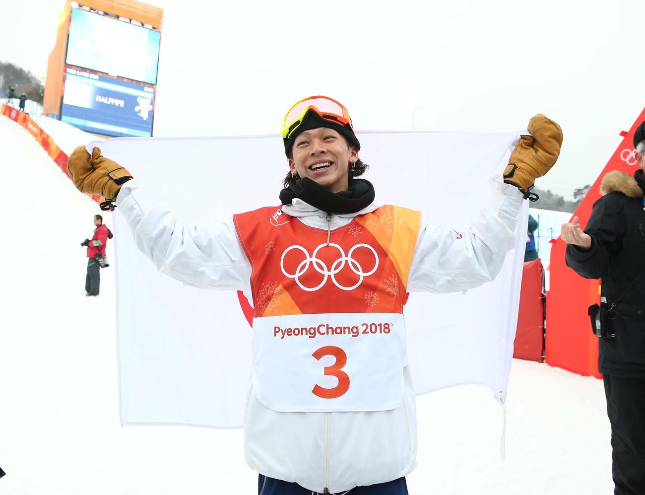 平昌五輪　男子ハーフパイプ決勝　銀メダルを獲得し日の丸を掲げる平野（撮影・黒川智章）＝2018年2月14日