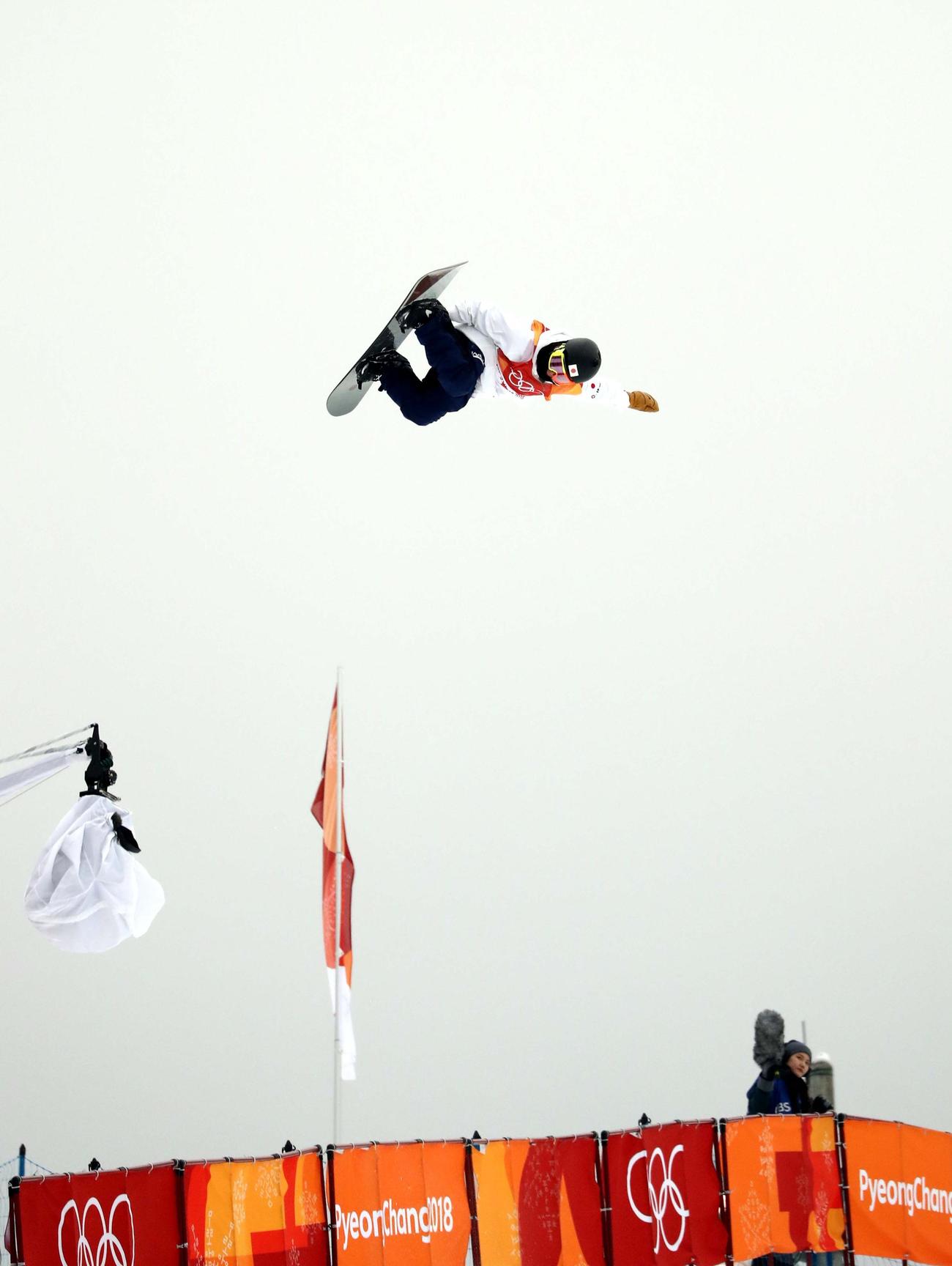 平昌五輪　男子ハーフパイプ決勝　高いエアを決める平野（撮影・黒川智章）