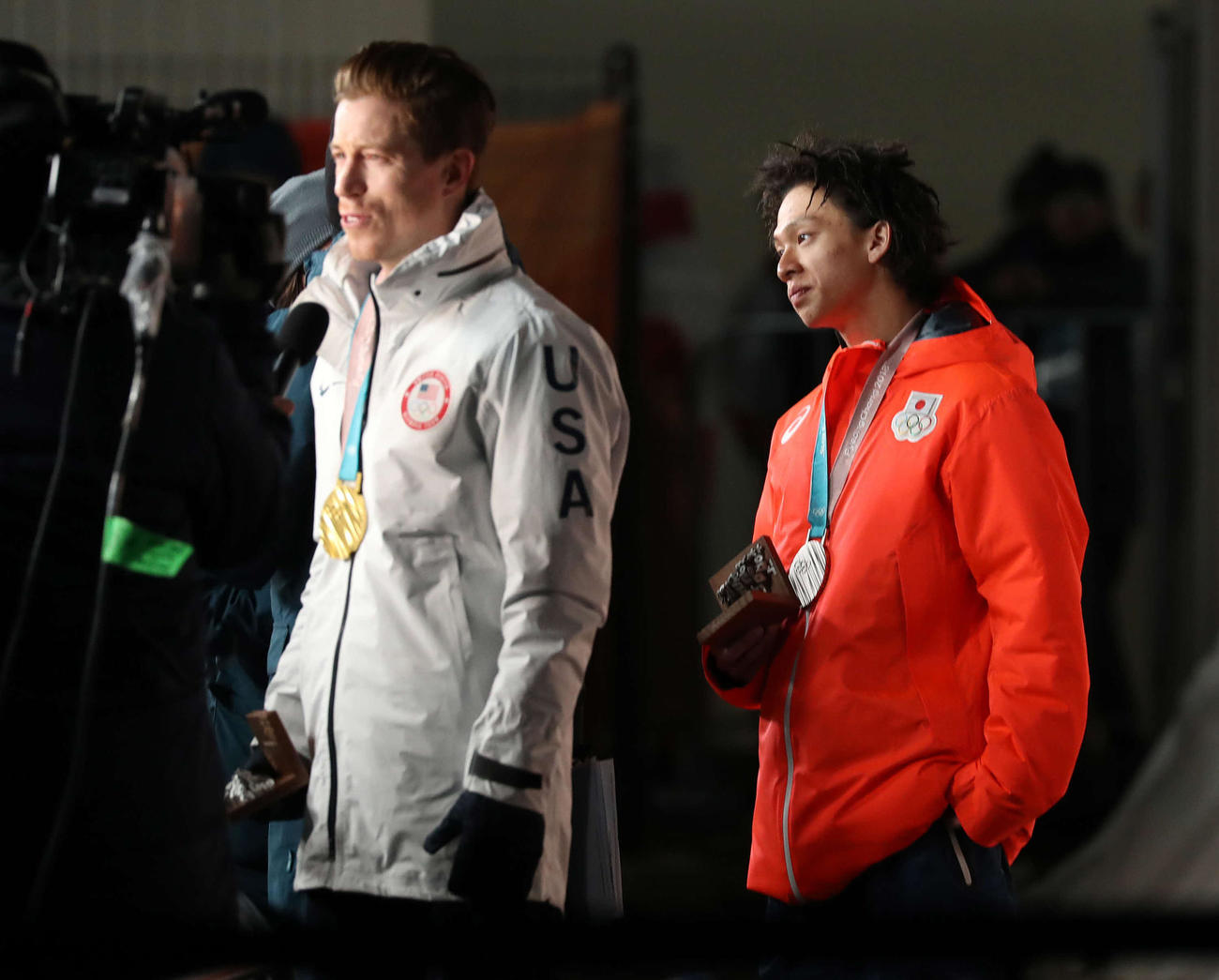 平昌五輪　メダルセレモニーを終え、ミックスゾーンでテレビインタビューを待つ平野（右）。左は優勝したショーン・ホワイト（撮影・河野匠）＝2018年2月14日