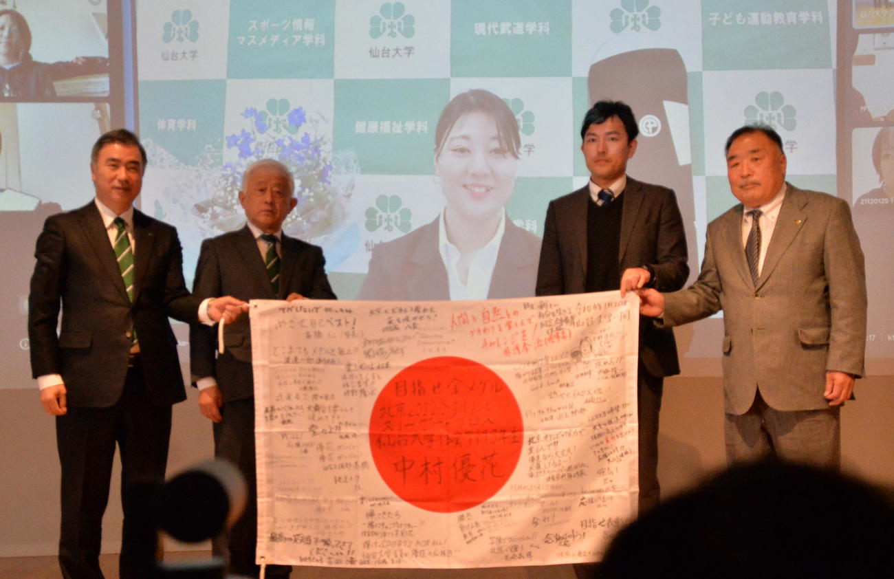 記念撮影する、左から仙台大高橋学長、朴沢理事長、中村、スキー部井上監督、八巻同窓会長