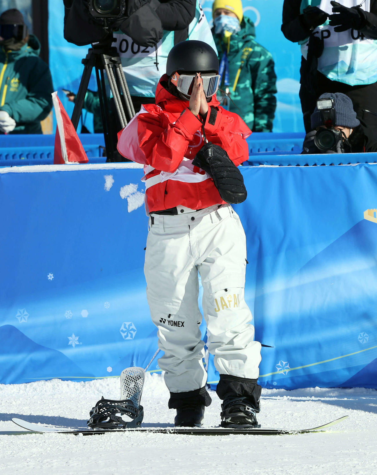 スノーボード女子スロープスタイル決勝3回目を終え両手を合わせる村瀬（撮影・パオロ　ヌッチ）