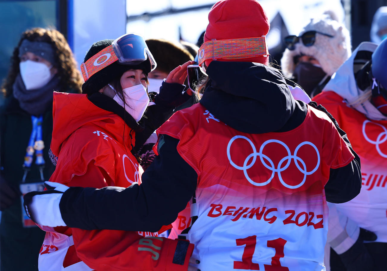 女子スロープスタイル決勝を終え仲間たちから励まされ目に涙を浮かべる村瀬（撮影・垰建太）