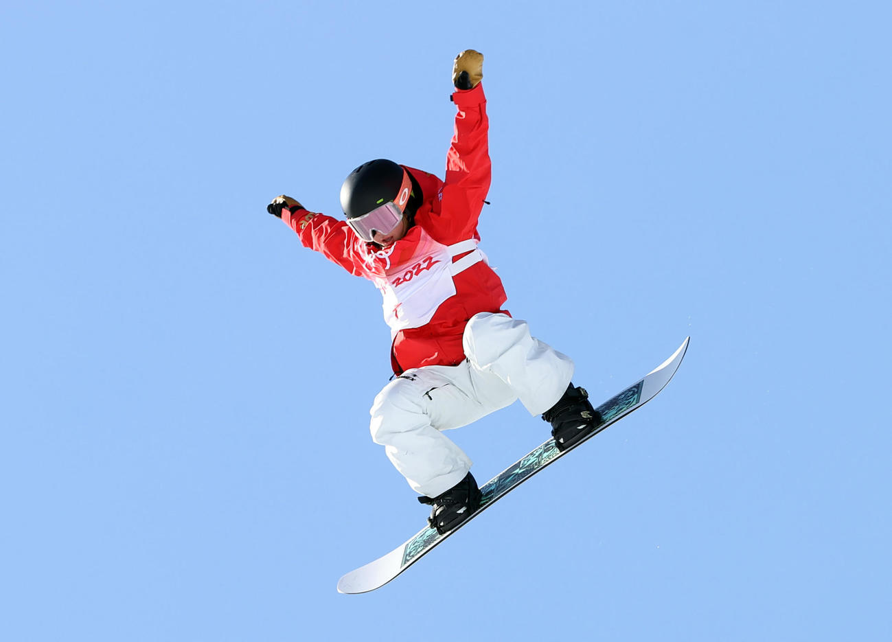 スノーボード女子スロープスタイル決勝2回目でジャンプする岩渕（撮影・パオロ　ヌッチ）