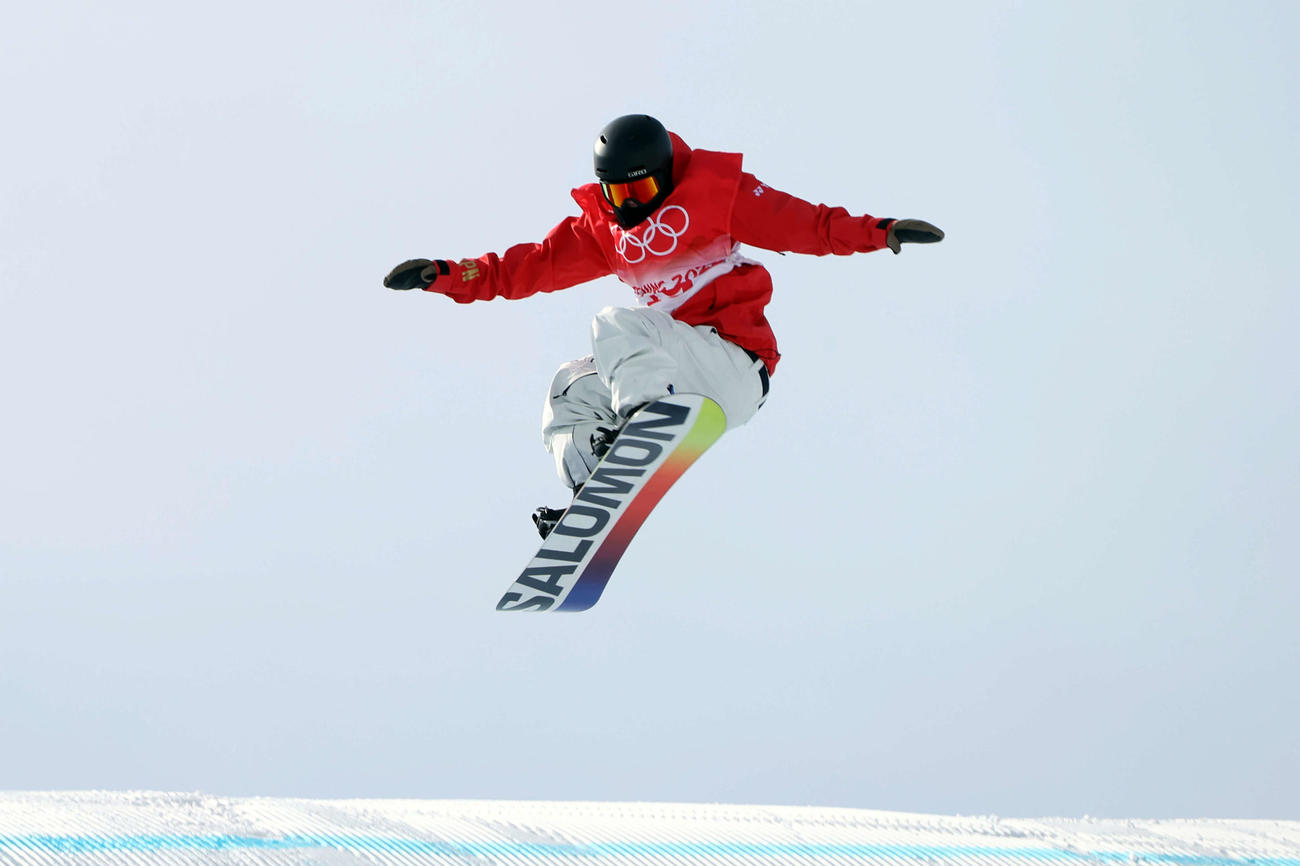 スノーボード男子スロープスタイル決勝2回目、ジャンプする浜田（撮影・パオロ　ヌッチ）