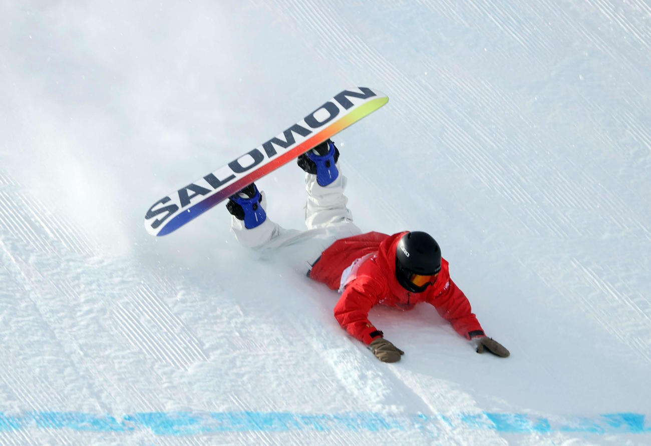スノーボード男子スロープスタイル決勝2回目、転倒する浜田（撮影・パオロ　ヌッチ）