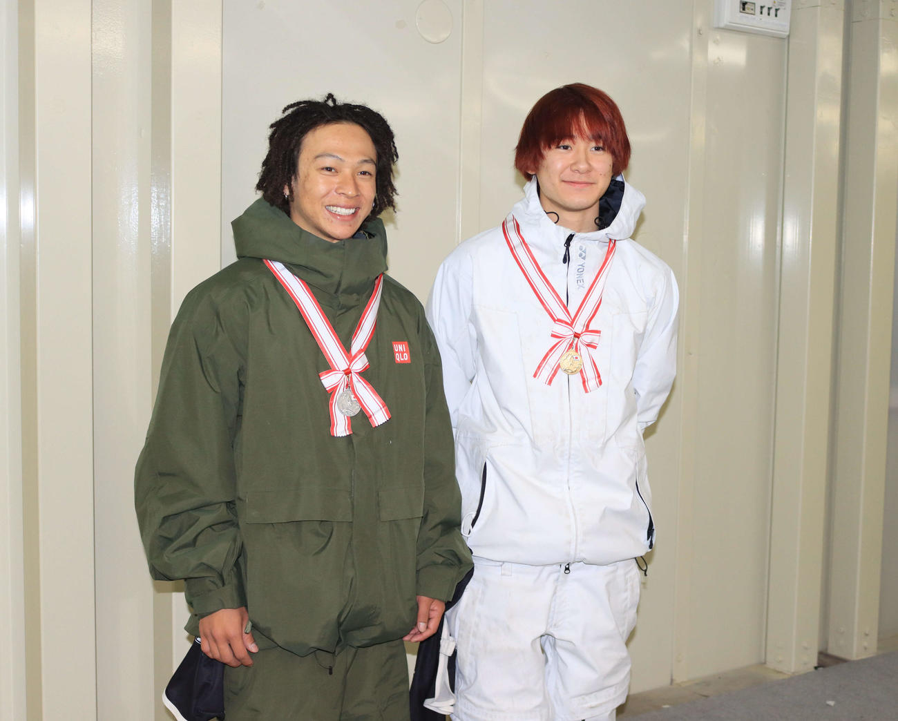 平野歩夢（左）と優勝した戸塚優斗（2021年4月14日）