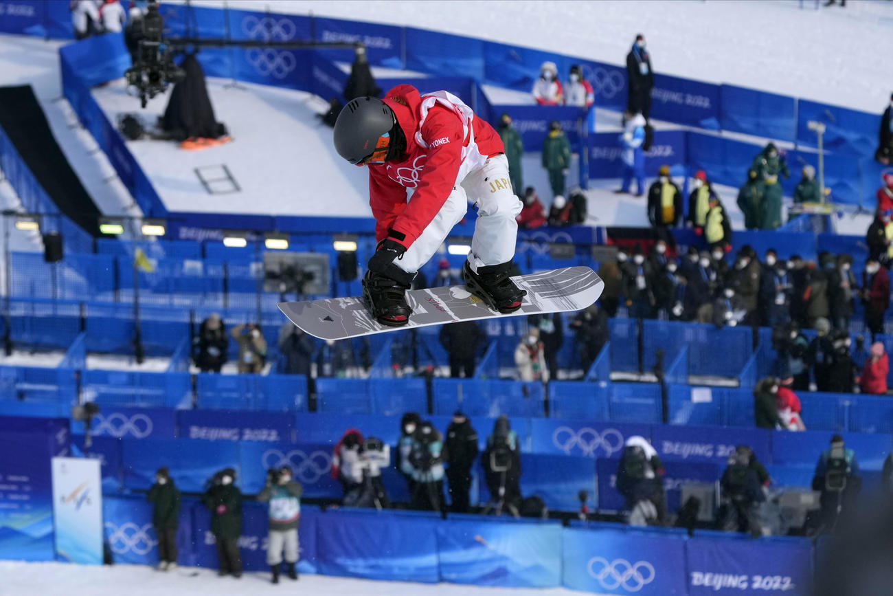 女子ハーフパイプ予選　エアを決める冨田せな（AP）