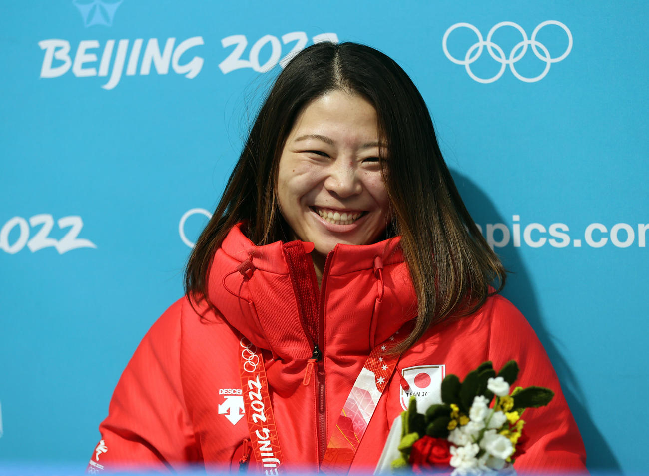 スノーボード女子ハーフパイプで銅メダルの冨田せはメダル授与式後に笑顔（撮影・パオロ　ヌッチ）