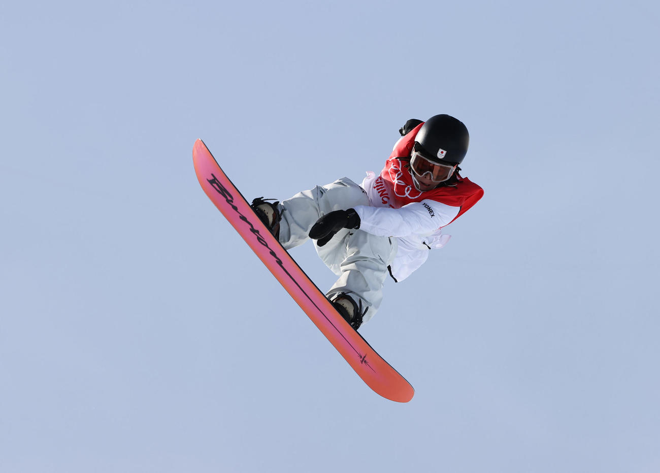 スノーボード男子ハーフパイプ決勝2回目でエアを決める平野歩（撮影・パオロ　ヌッチ）