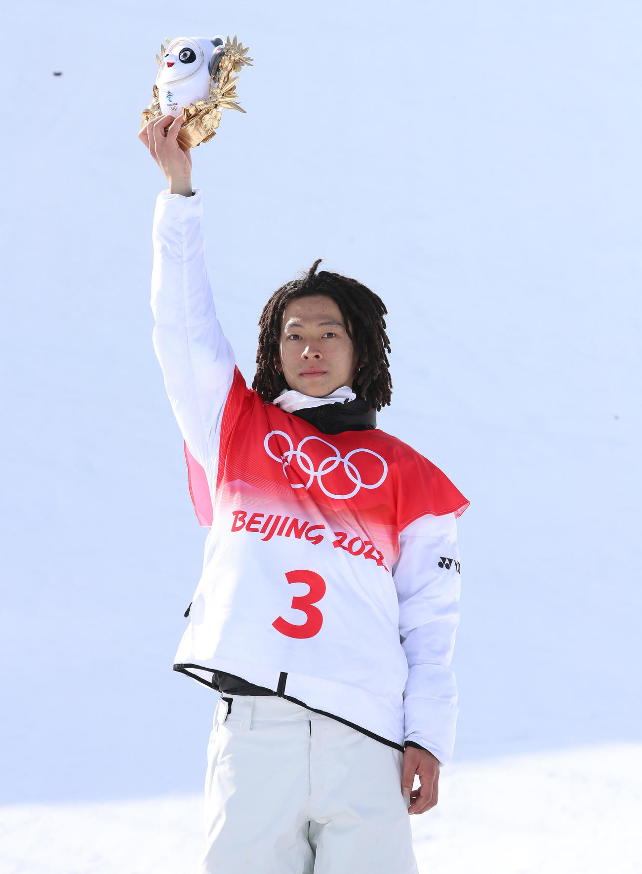 スノーボード男子ハーフパイプで金メダルを獲得した平野歩は表彰台で公式マスコット「ビンドゥンドゥン」を掲げる（撮影・パオロ　ヌッチ）