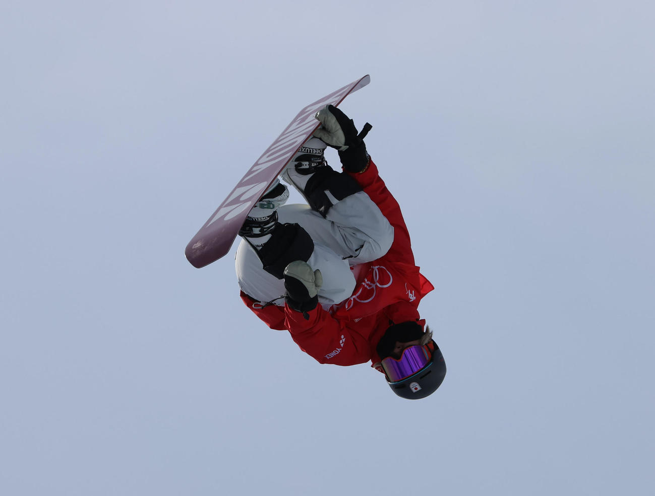 スノーボード男子ハーフパイプ決勝2回目でエアを決める戸塚（撮影・パオロ　ヌッチ）