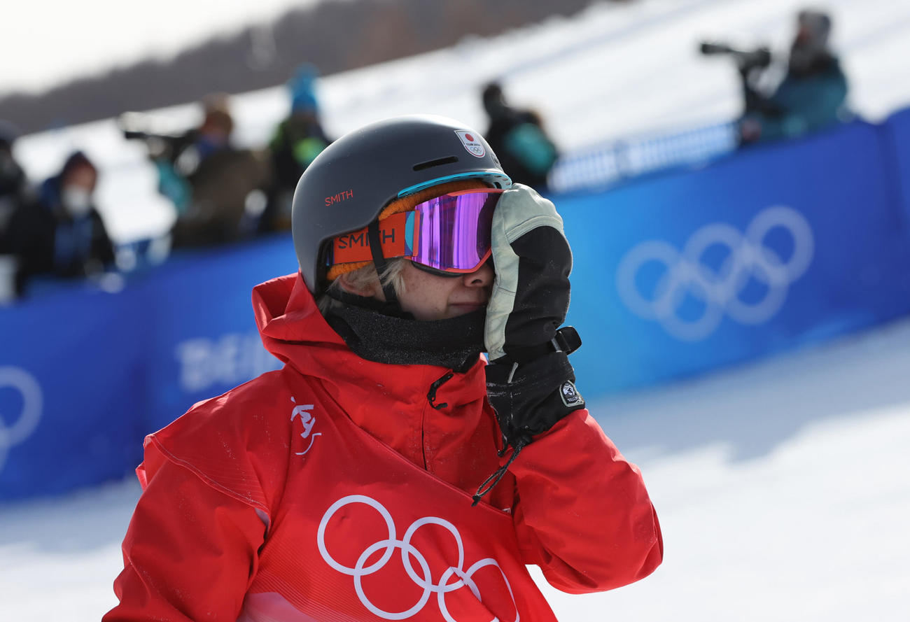 スノーボード男子ハーフパイプ決勝3回目を終え悔しがる戸塚（撮影・パオロ　ヌッチ）