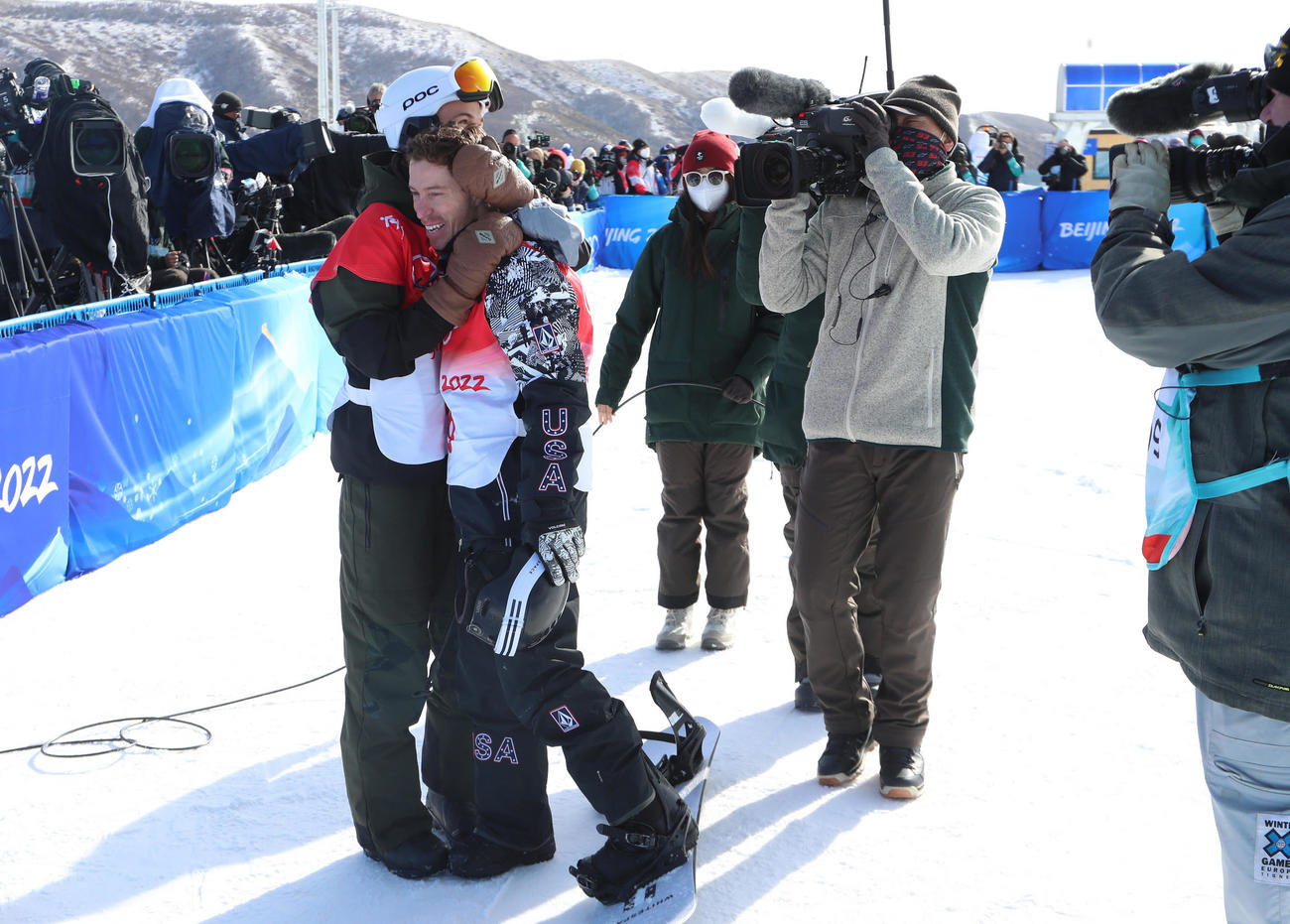 スノーボード男子ハーフパイプ決勝3回目を終えたショーン・ホワイトはヤン・シェレルとハグ（撮影・パオロ　ヌッチ）