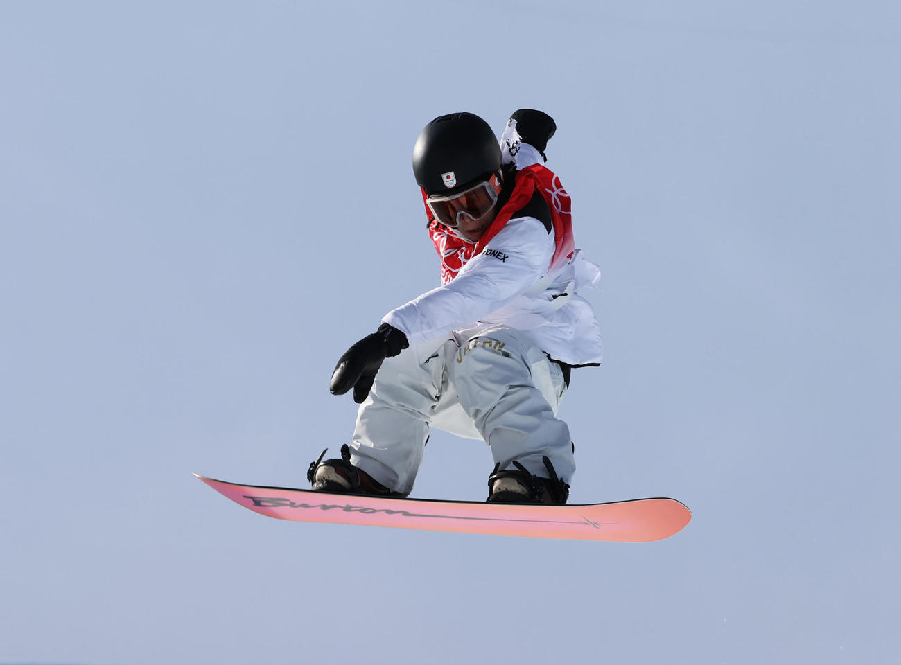 スノーボード男子ハーフパイプ決勝2回目でエアを決める平野歩（撮影・パオロ　ヌッチ）