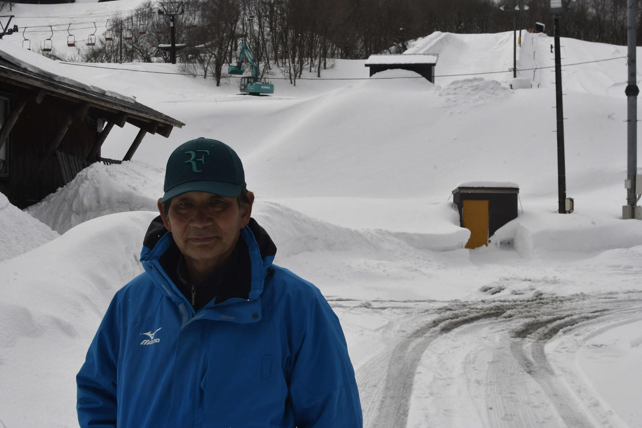 山形・小国町の横根スキー場の常設ハーフパイプの整備を担う高橋恒行さん（撮影・平山連）