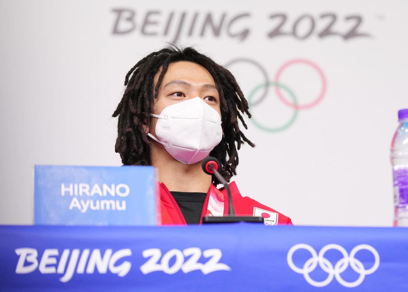 金メダル獲得から一夜明け、会見で笑顔で心境を話す平野歩（撮影・菅敏）