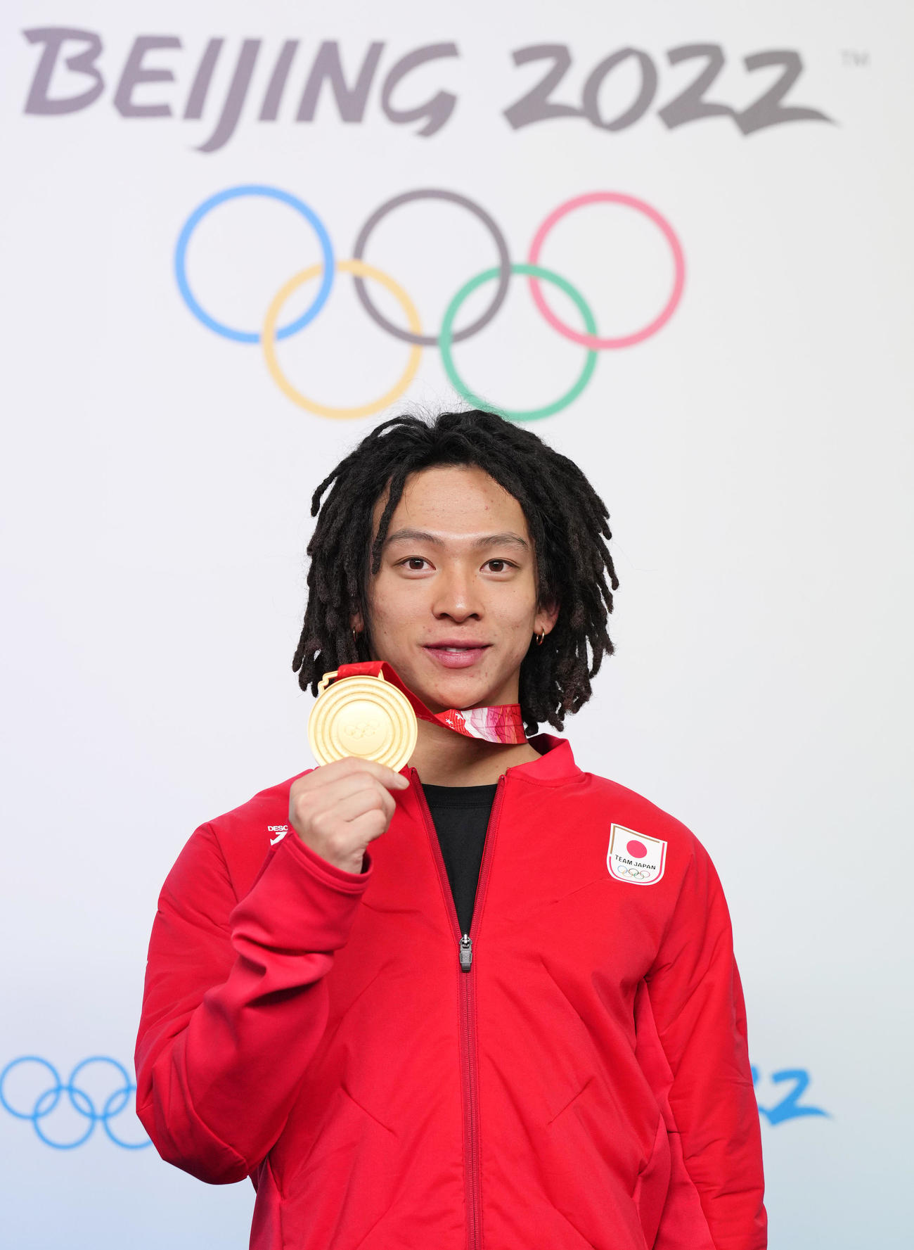 スノーボード男子ハーフパイプ優勝から一夜明け、会見で笑顔で金メダルを手にする平野歩（撮影・菅敏）
