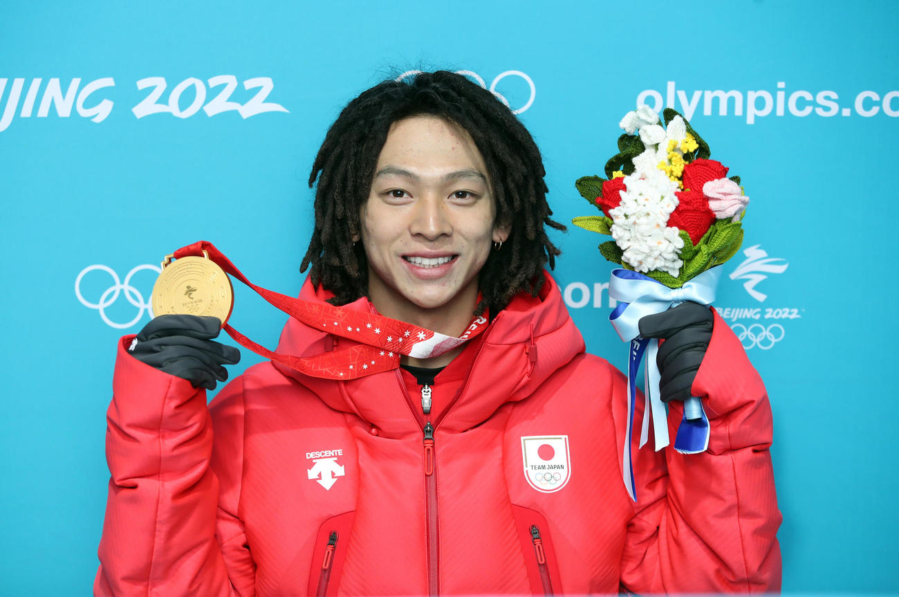 スノーボード男子ハーフパイプのメダルセレモニー後、金メダルを手に笑顔の平野歩（2022年2月11日撮影）