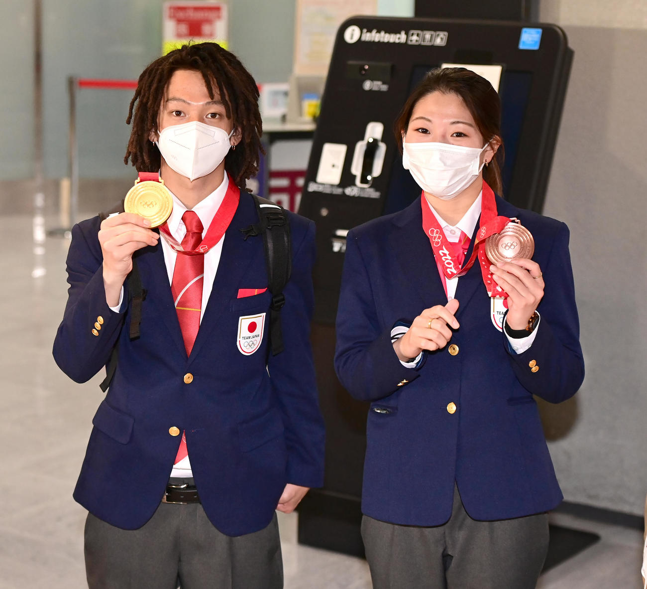 中国から帰国し金メダルを披露する平野歩（左）と銅メダルの冨田せ（撮影・小沢裕）