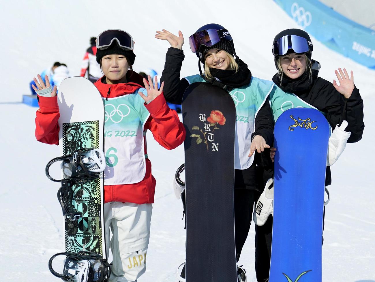 スノーボード女子ビッグエアの競技を終え、手を振る銅メダルを獲得した村瀬心椛（左）（共同）