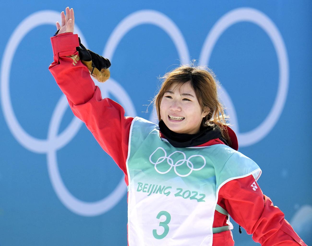 女子ビッグエア決勝のジャンプを終え、手を振る岩渕麗楽。4位となった（共同）