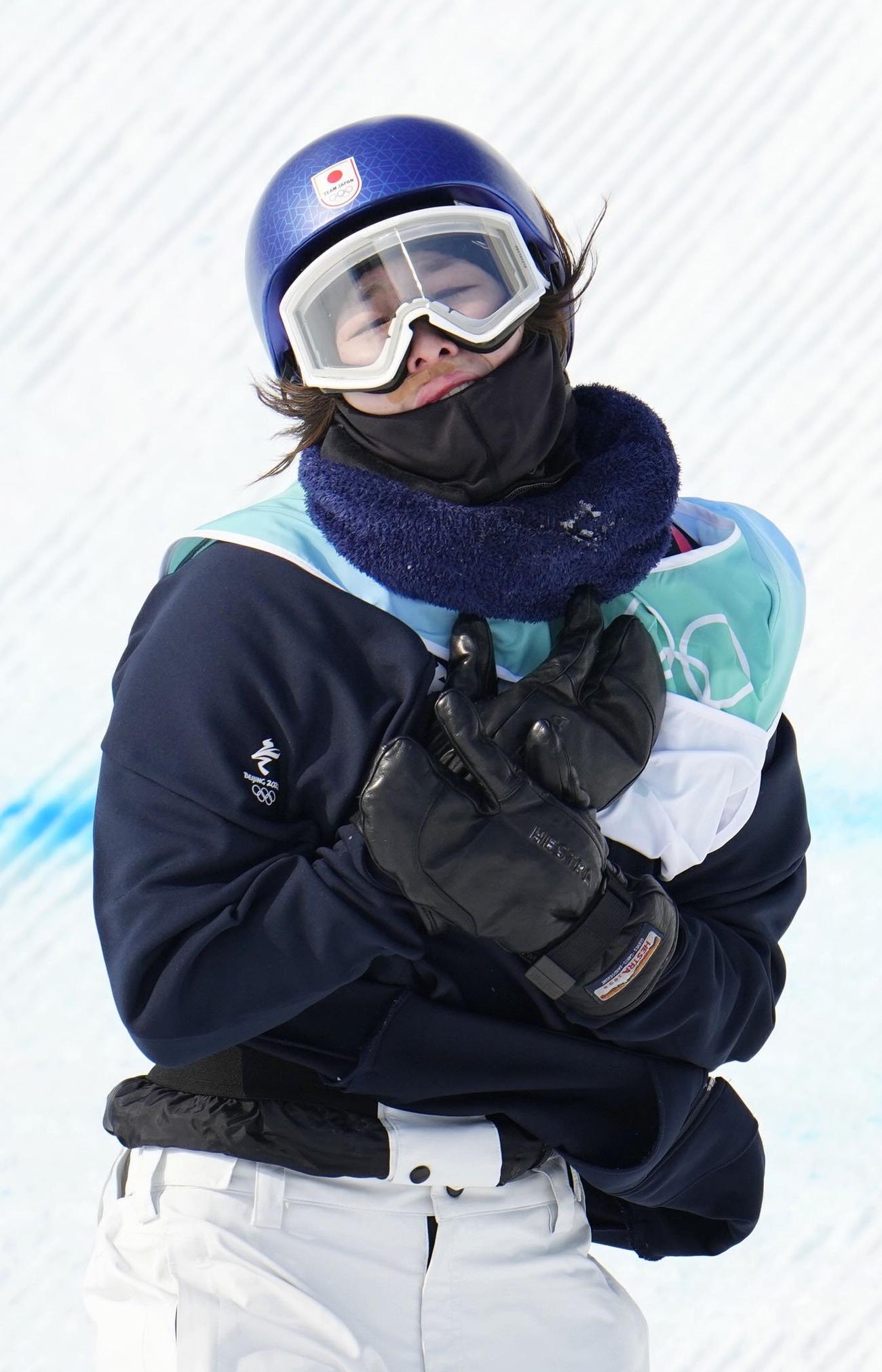 女子ビッグエア決勝でジャンプを終えた鬼塚雅（共同）