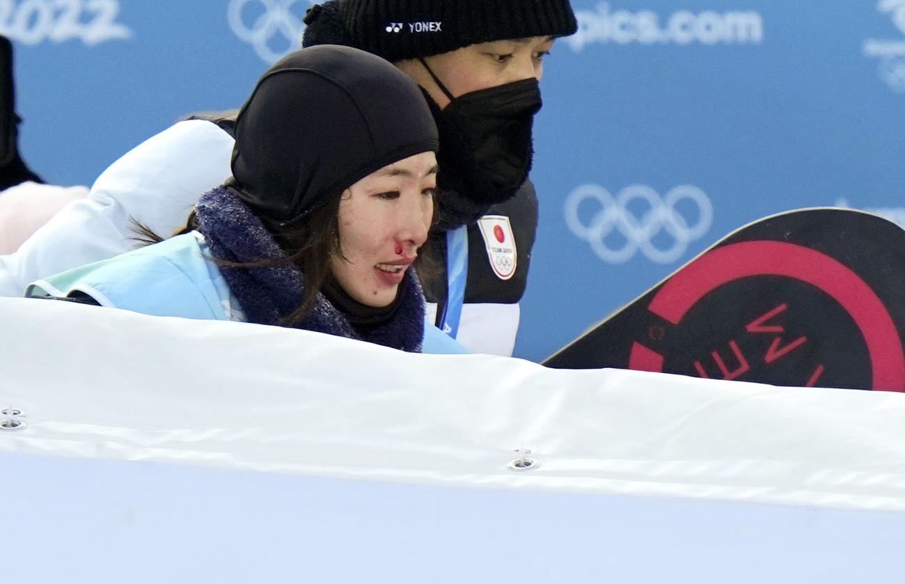 女子ビッグエア決勝　1回目で転倒した鬼塚雅（共同）