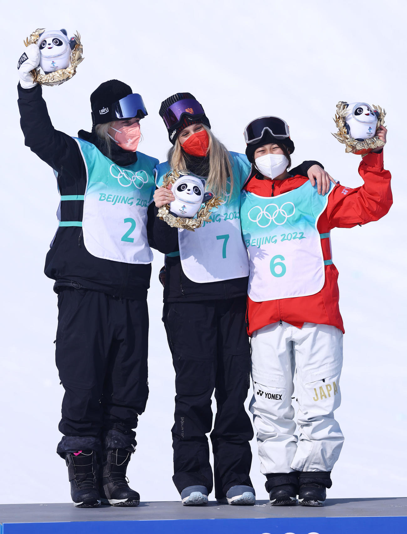 スノーボードビッグエア女子決勝、銅メダルに輝き表彰台で笑顔の村瀬（右）（撮影・垰建太）