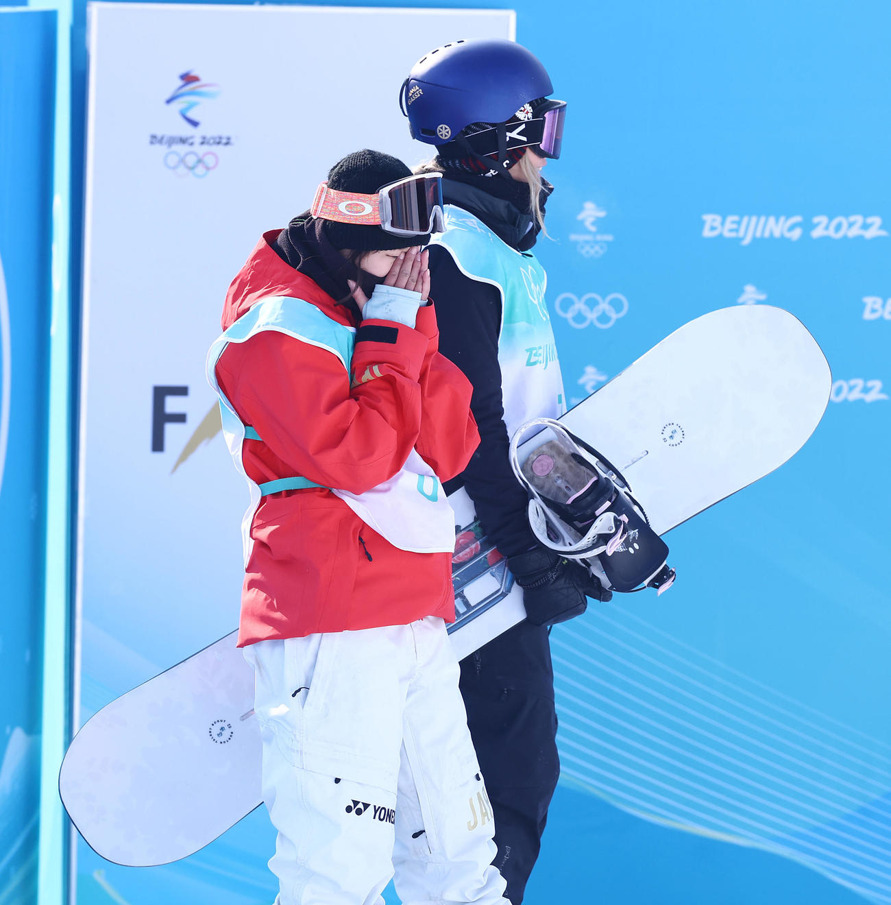 スノーボードビッグエア女子決勝、競技を終えた村瀬（手前）は結果を待つ間こみ上げる涙を押さえる（撮影・垰建太）