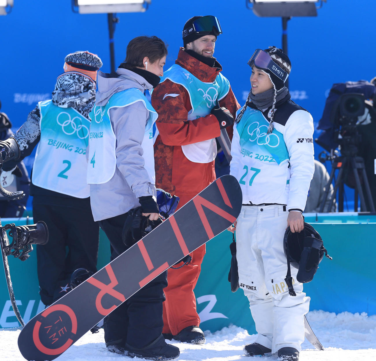 スノーボードビッグエア男子決勝、3回目のジャンプを終えねぎらいを受ける国武（右）（撮影・垰建太）