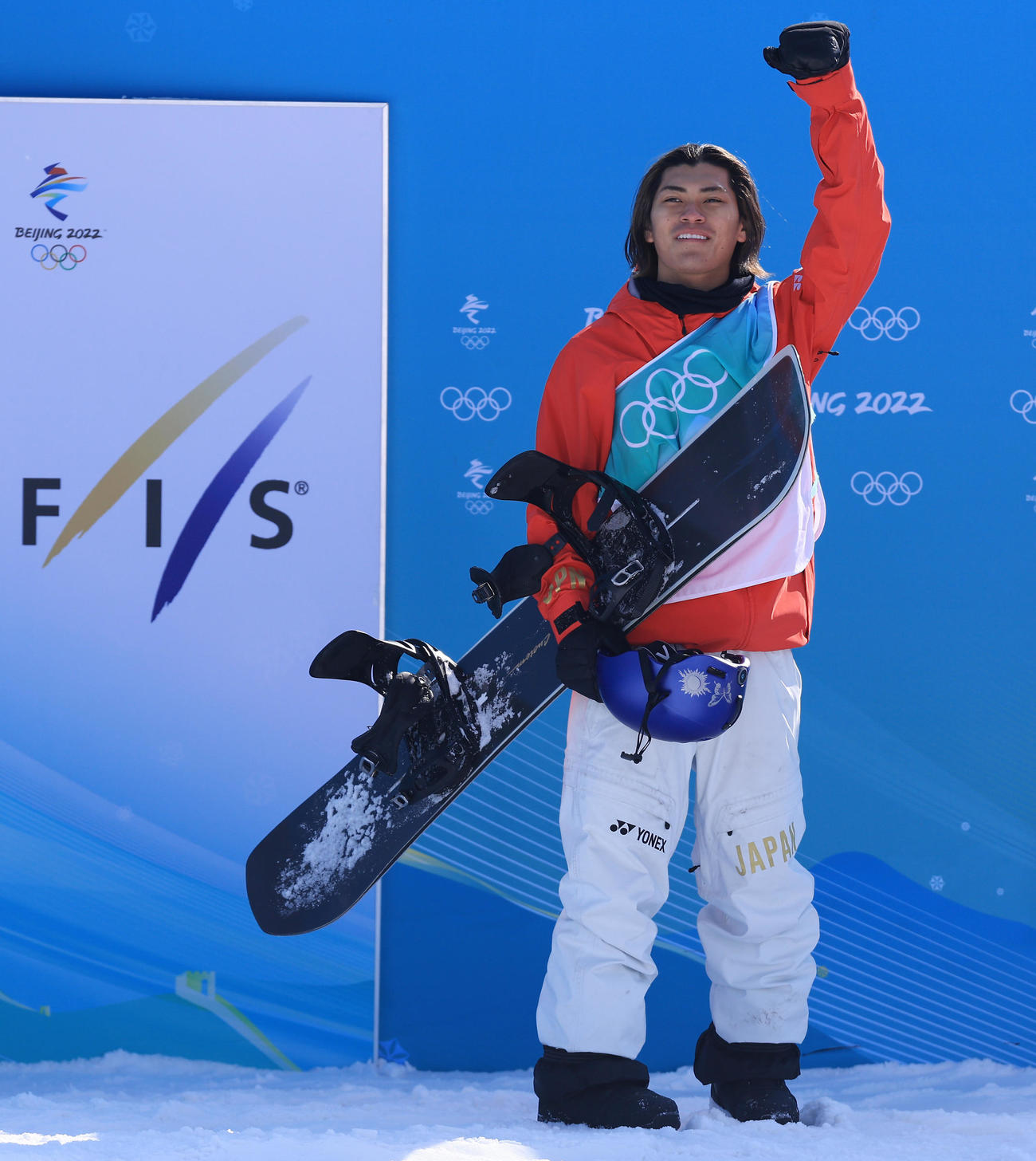 スノーボードビッグエア男子決勝、2回目のエアを決めガッツポーズする大塚（撮影・垰建太）