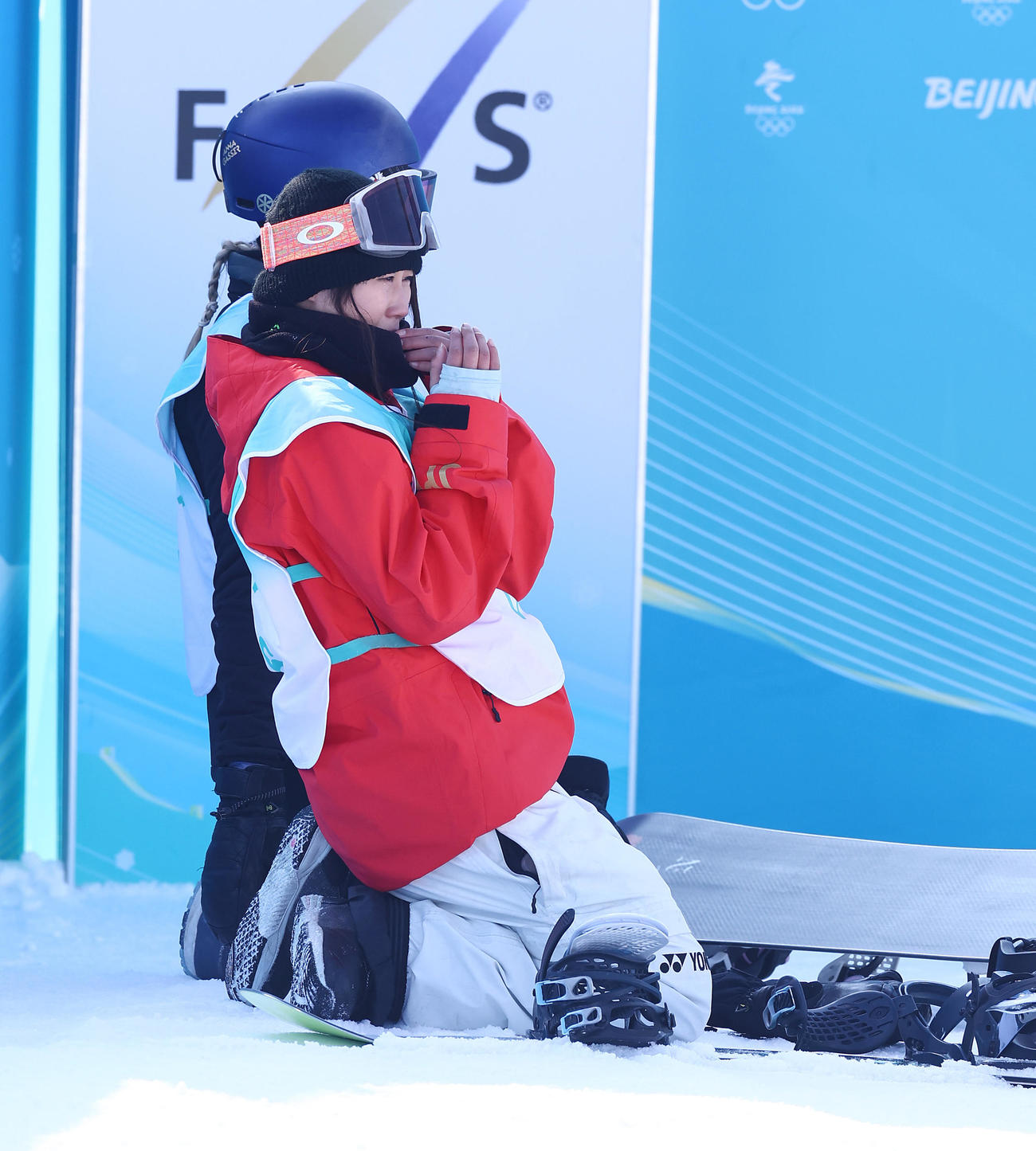 スノーボードビッグエアー女子決勝で競技を終えた村瀬心椛は、結果を待つ間こみ上げる涙を必死におさえる（撮影・垰建太）