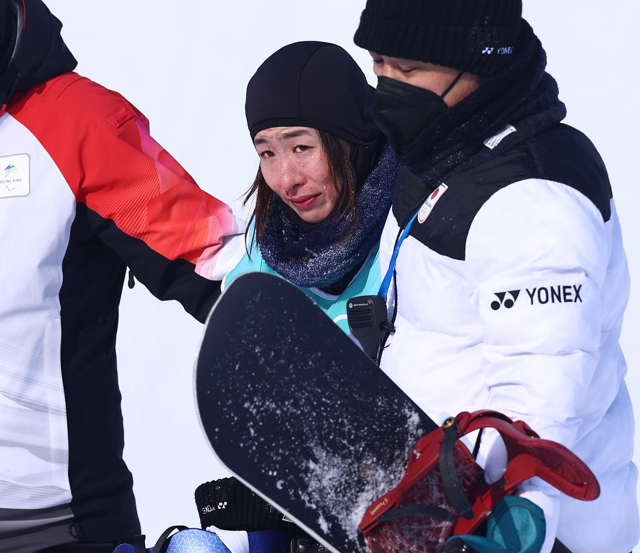 スノーボードビッグエアー女子決勝で転倒し、スタッフの肩を借り引き揚げる鬼塚雅（撮影・垰建太）